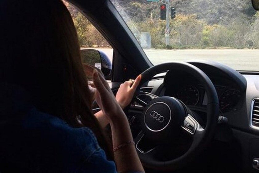 Девушка в машине