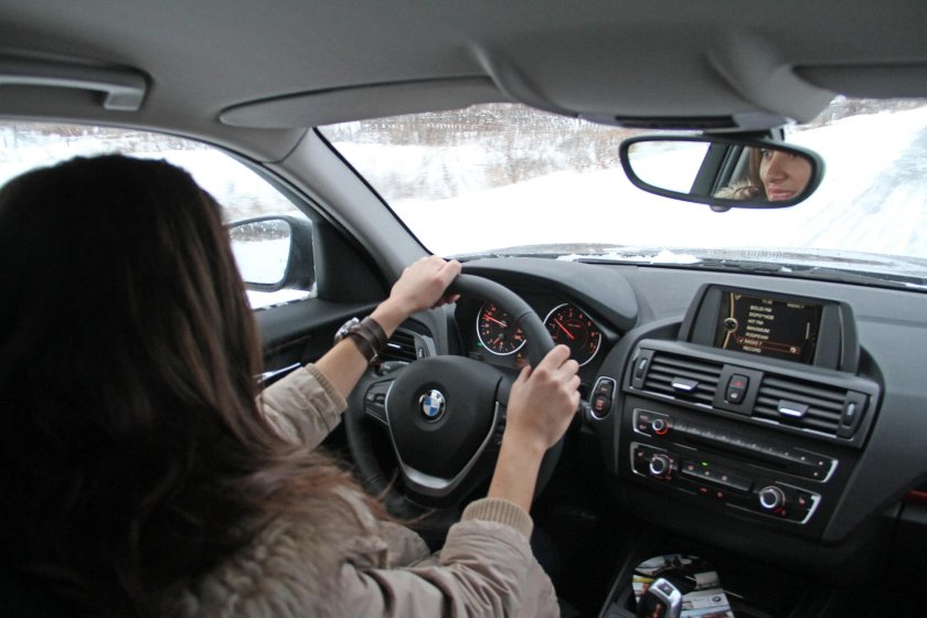 Девушка за рулем БМВ