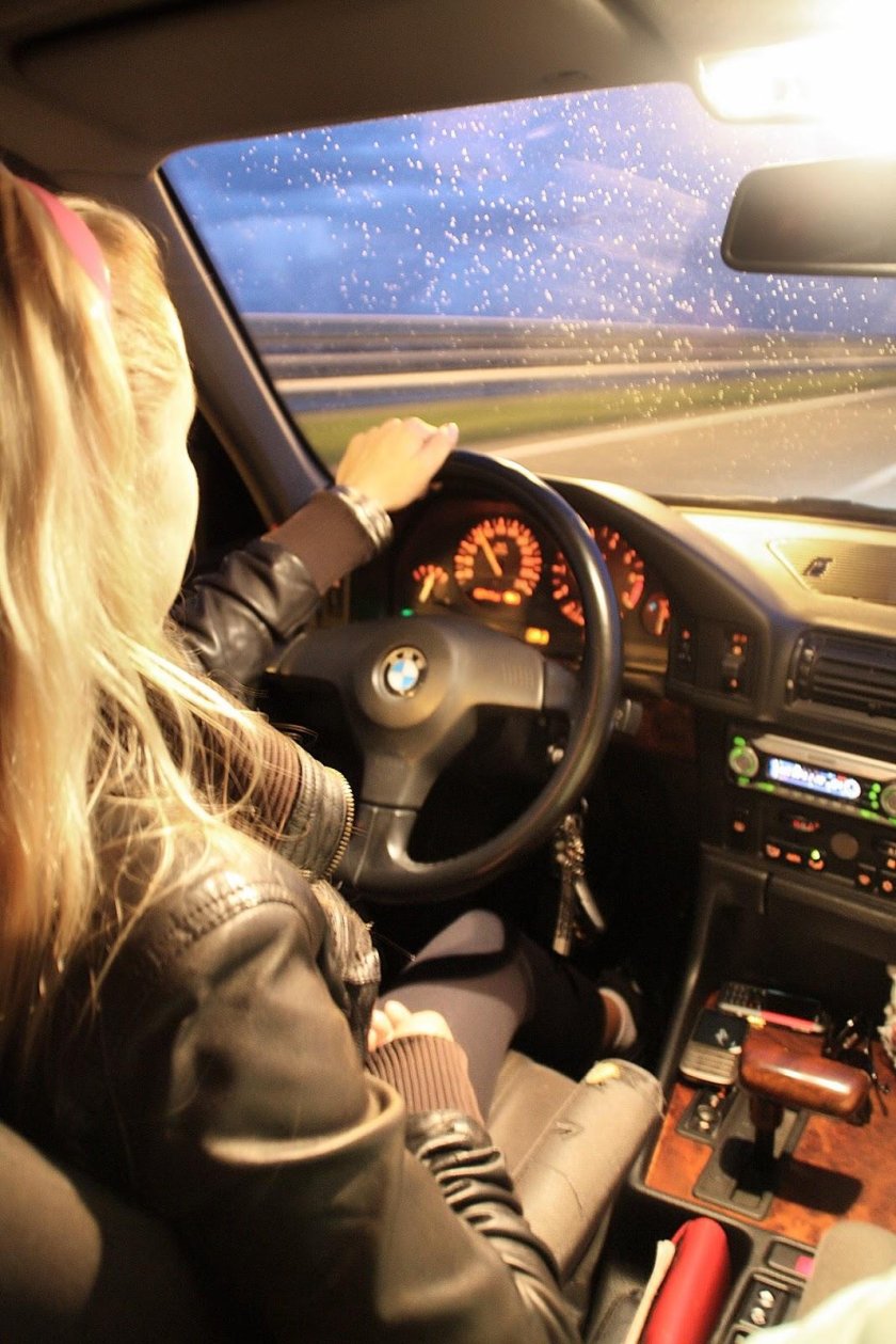 Блондинка в авто