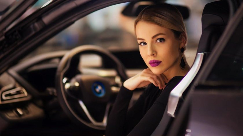 Девушка в автомобиле