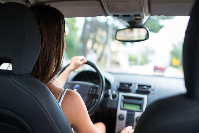 Брюнетка за рулем