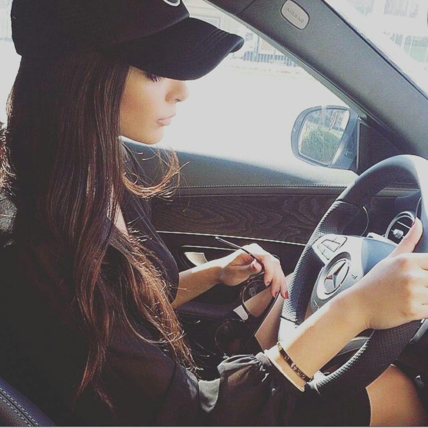 Девушка в машине