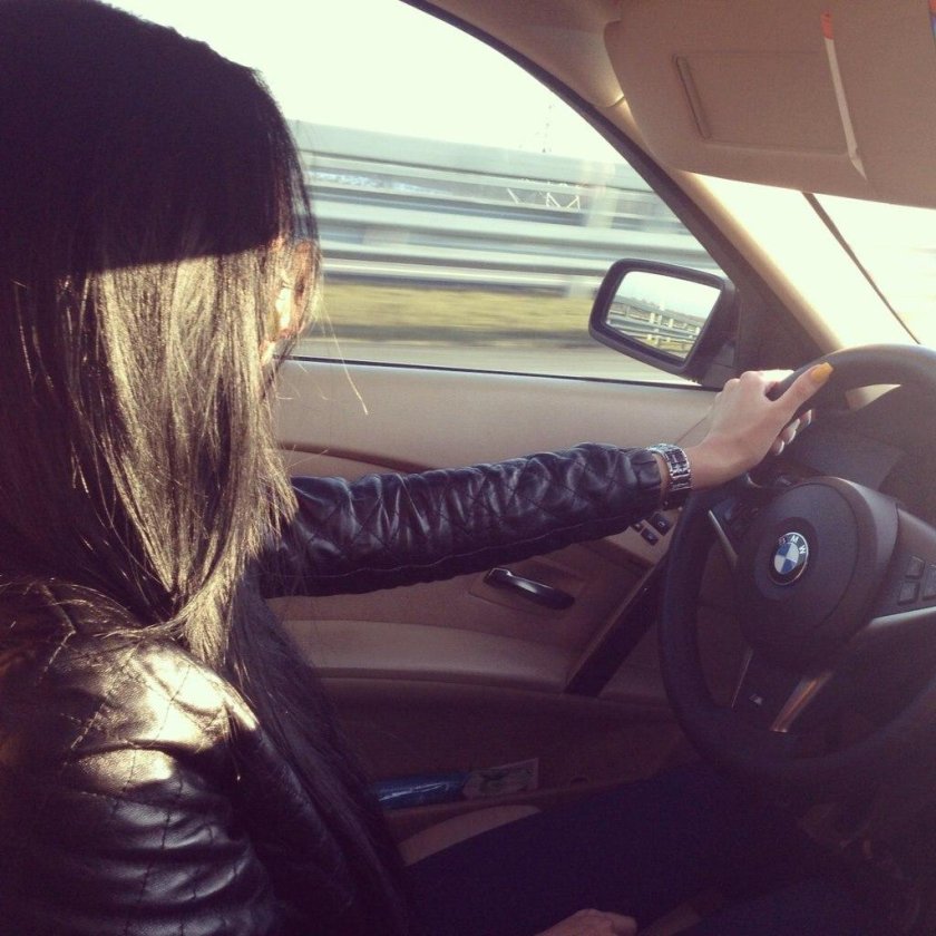 Брюнетка со спины в машине