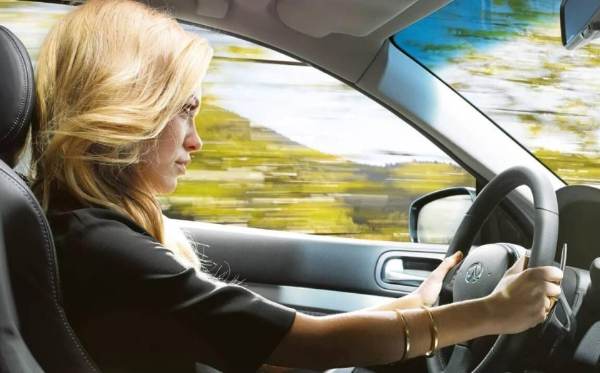Женщина за рулем