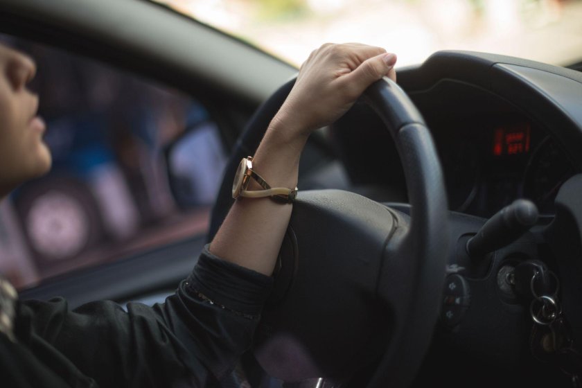 Девушка в машине за рулем