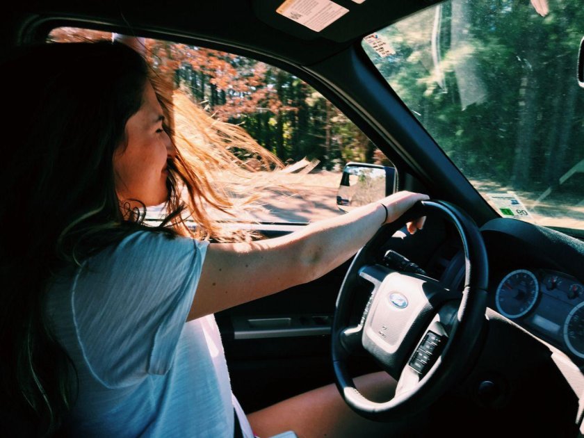 Красивая девушка за рулем