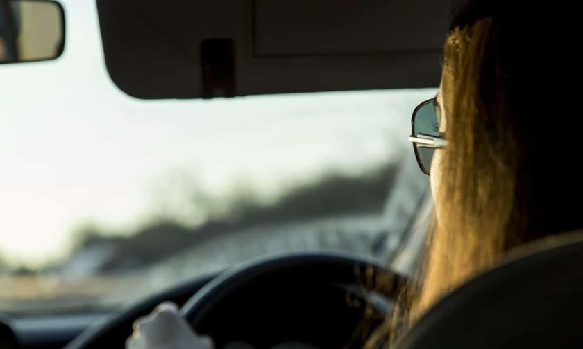 Девушка за рулём без лица