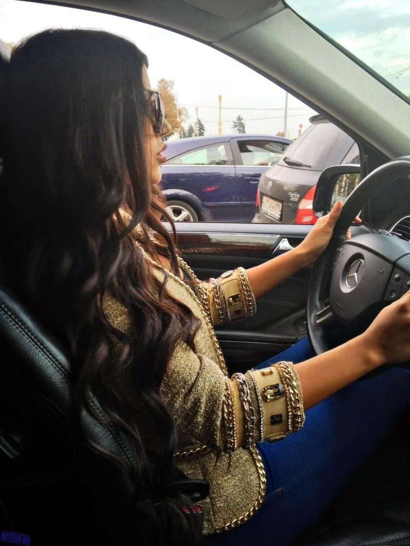 Брюнетка за рулем