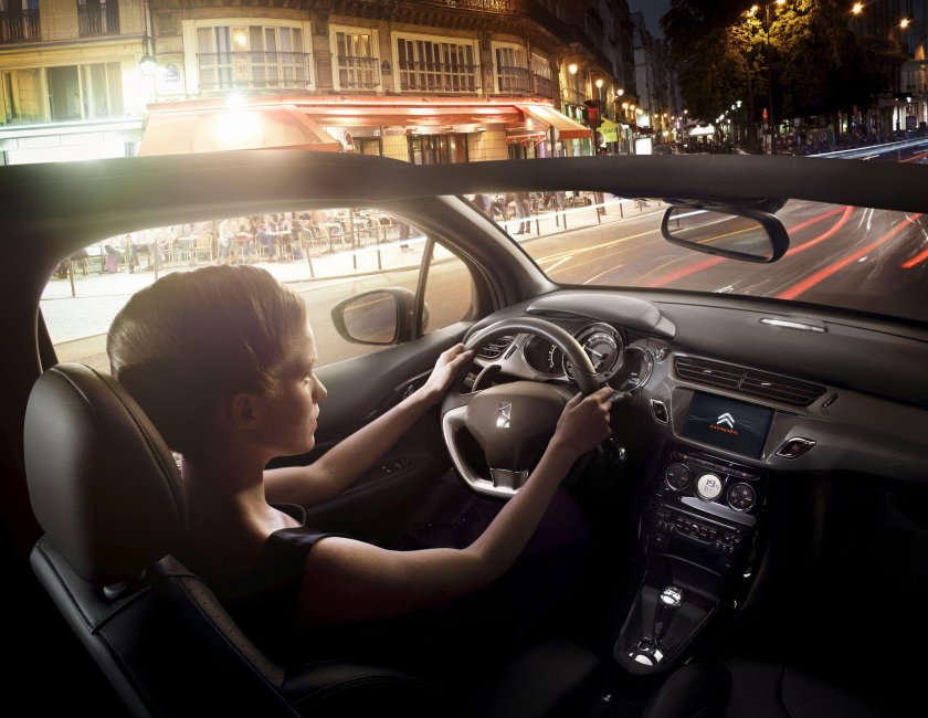 Девушка за рулем автомобиля