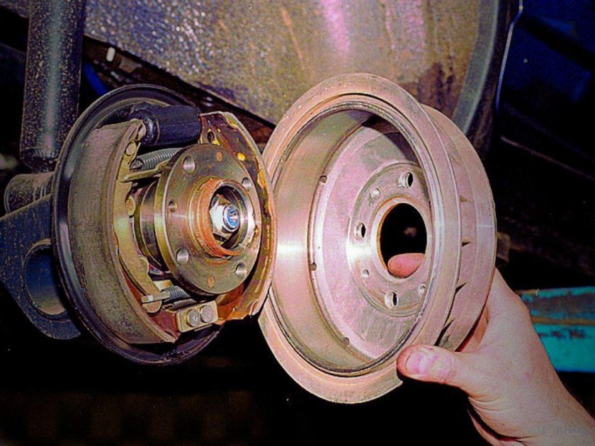 Задний барабан с колодками ВАЗ-2115