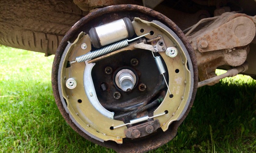 Замена задних тормозных колодок