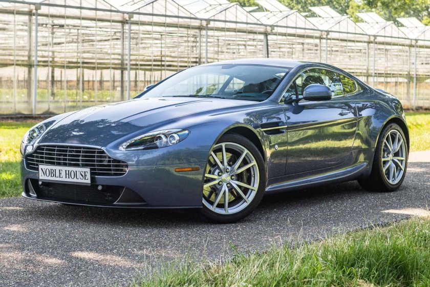 Aston martin v 12 vantage
