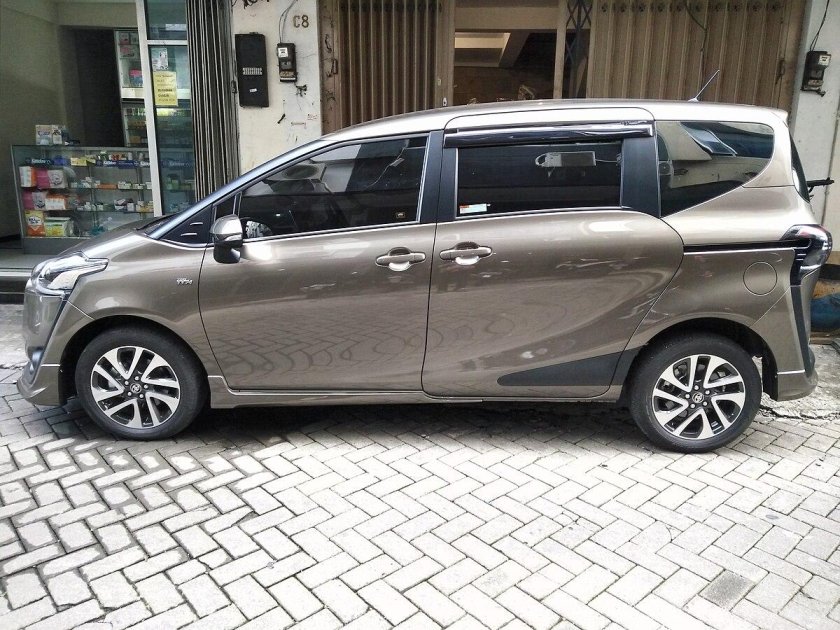 Тойота Сиента 2022