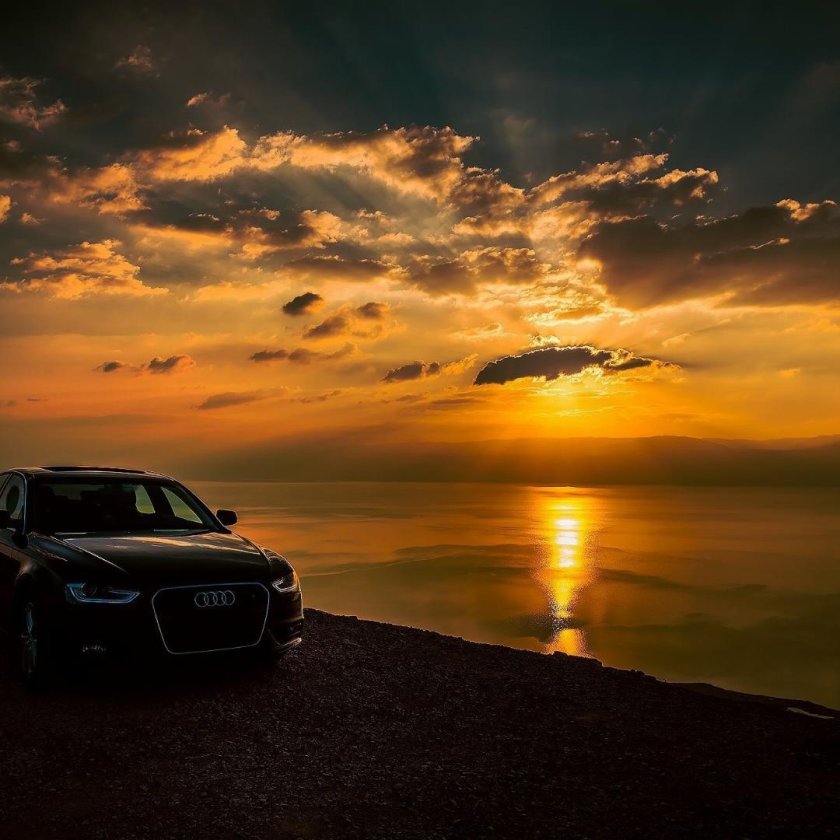 Машина на закате