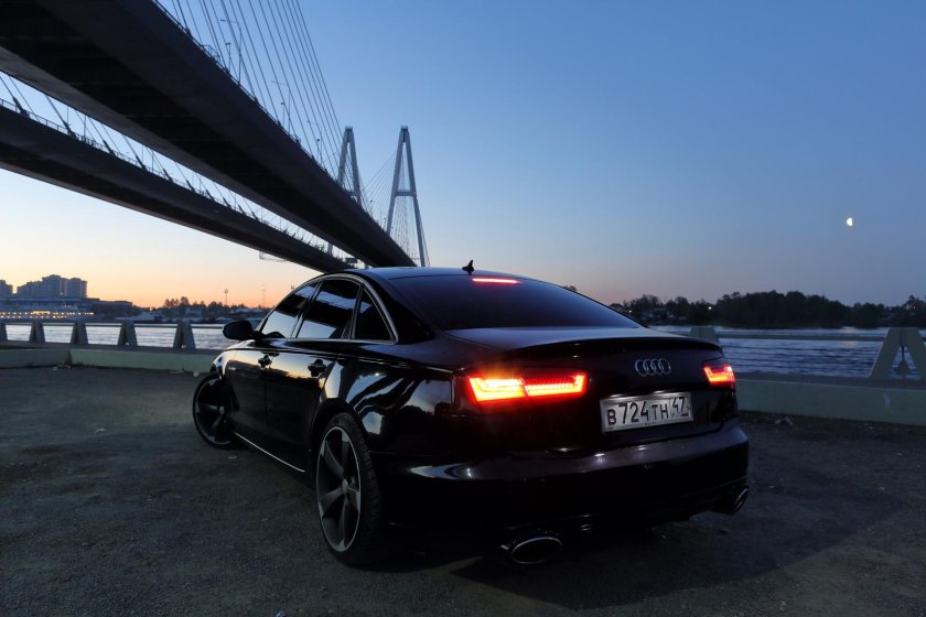 Черная Ауди а6 ночью