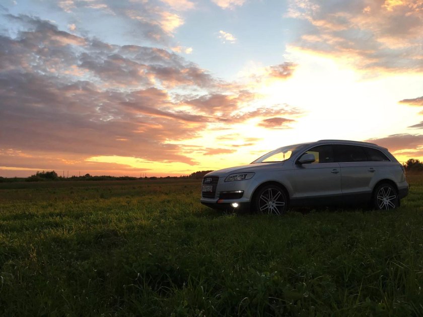 Фото серой Ауди в закате