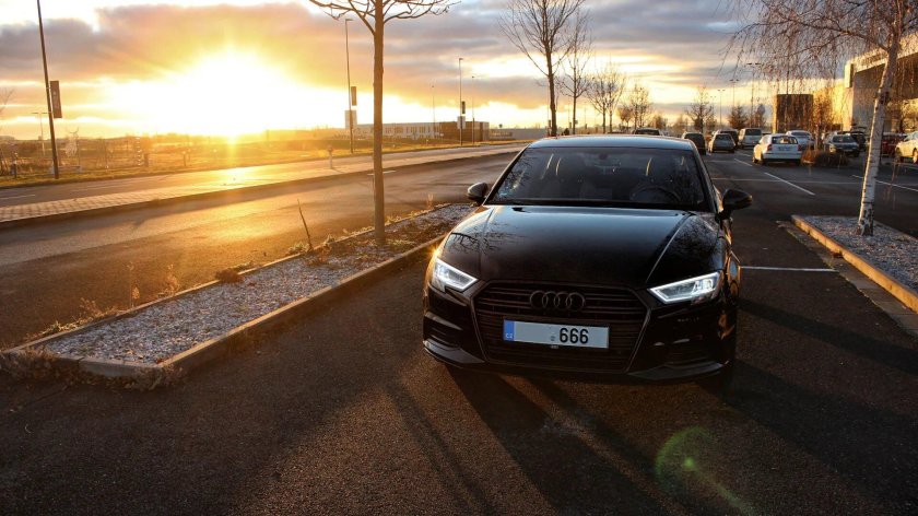 Audi на фоне заката