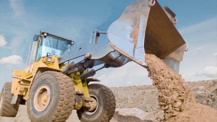 Погрузчик с песком