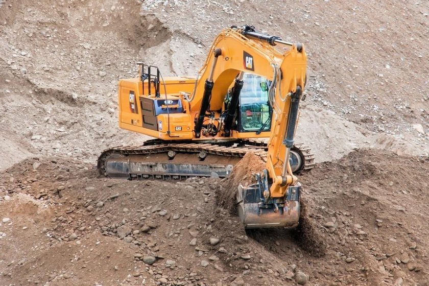 Работа экскаватора в горах