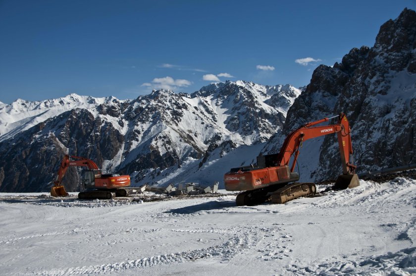 Экскаватор на горе