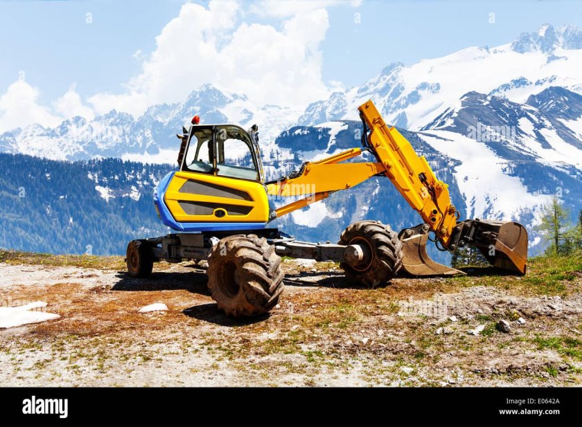 Желтый экскаватор