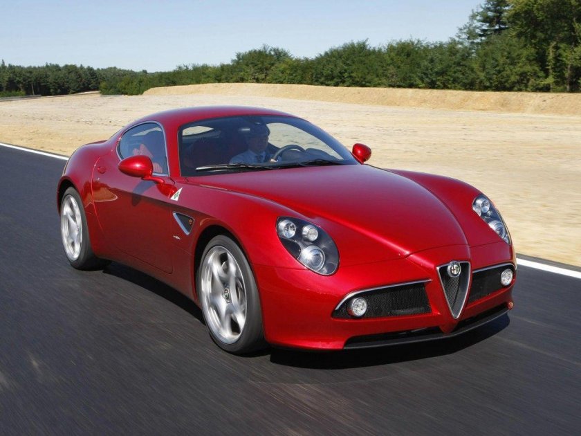 Машина Alfa Romeo 8c Competizione