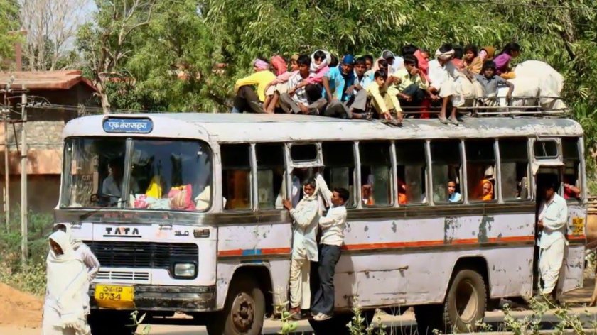 Автобус в Индии с людьми