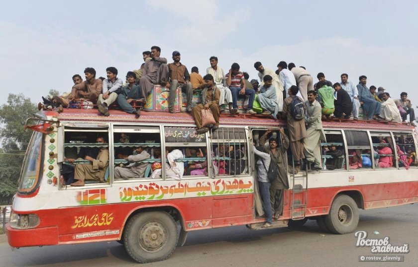 Автобус в Индии с людьми