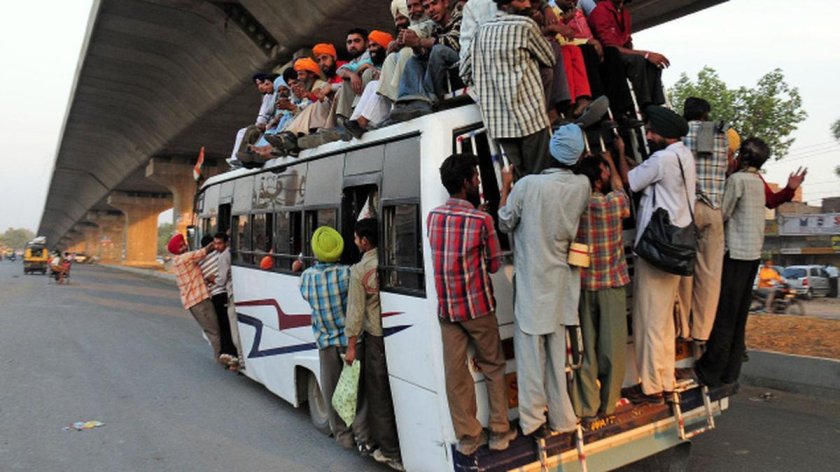 Много людей в автобусе