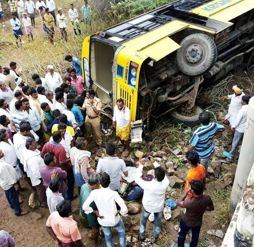 Школьный автобус перевернулся