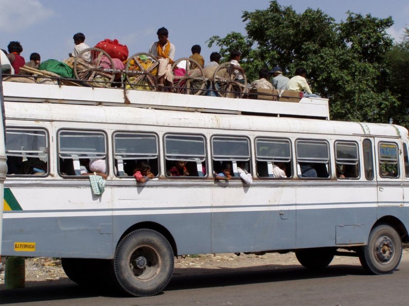 Автобус в Индии с людьми