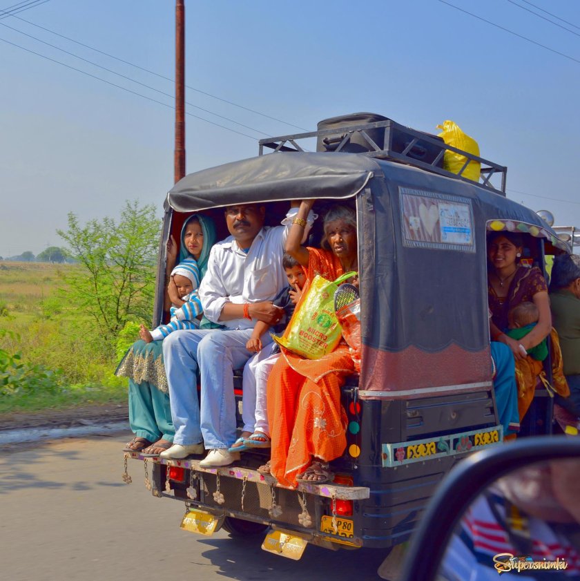 Автобус в Индии битком