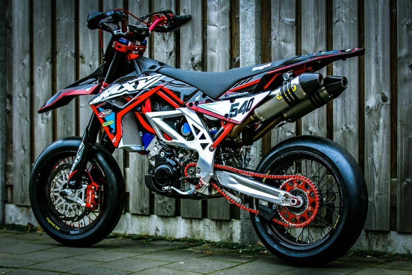 Априлия мотард 550