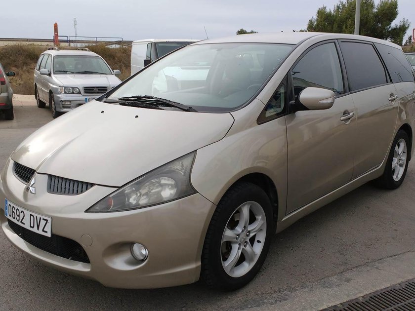 Митсубиси семиместный Грандис