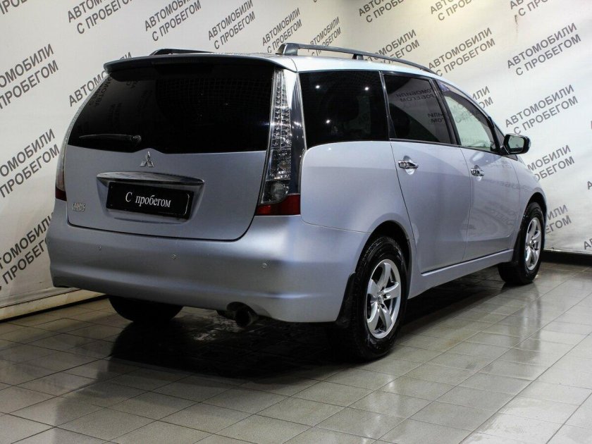 Митсубиси минивэн Грандис
