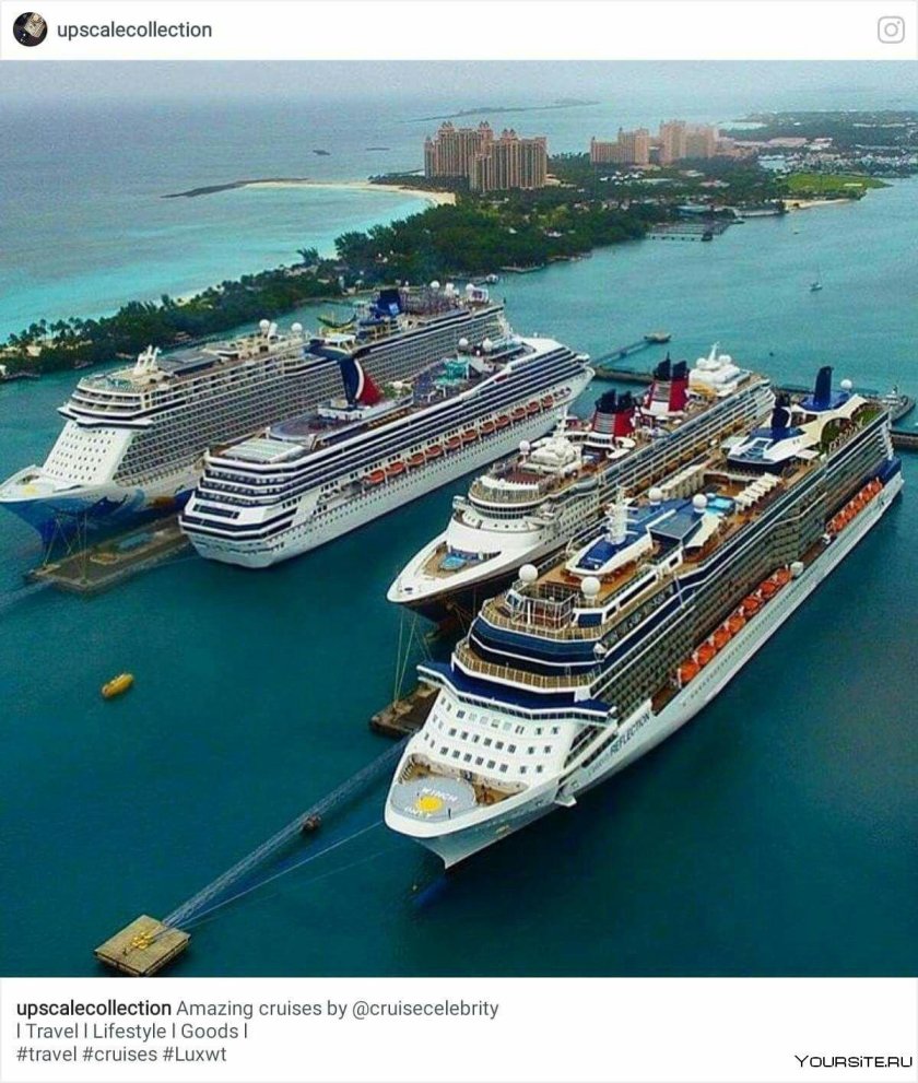 Круизный лайнер в море