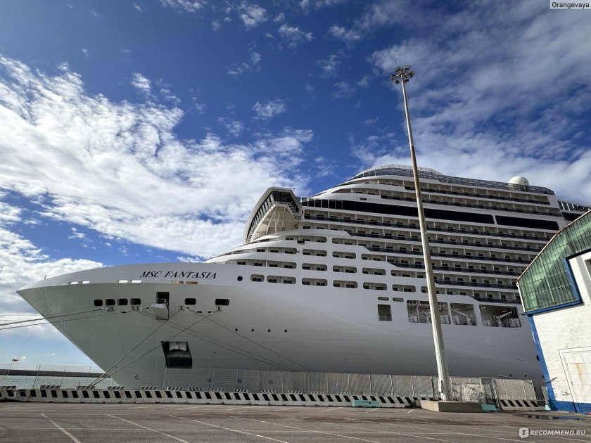 Круизный лайнер msc