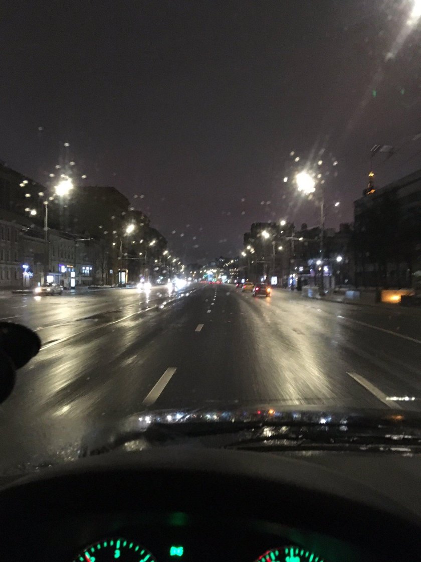 Вид из окна машины ночью