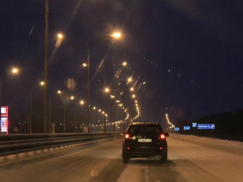 Машина ночью на дороге