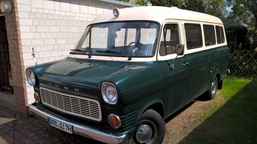 Старенький микроавтобус Форд
