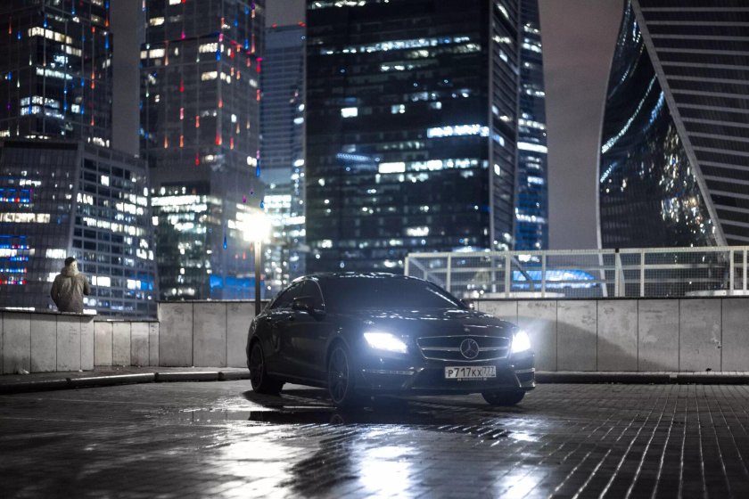 Мерседес АМГ С 63 В ночном городе