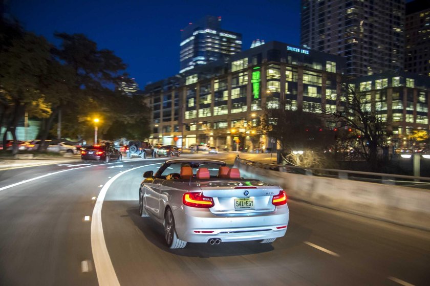 Машина на дороге