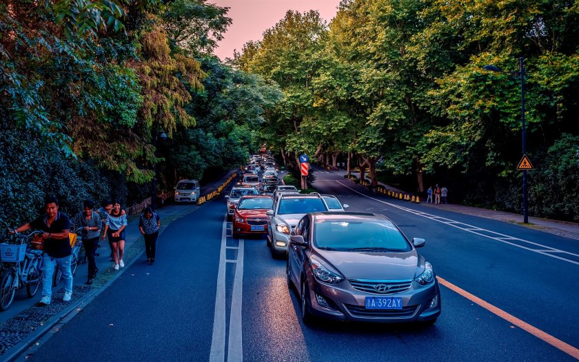 Машина на дороге