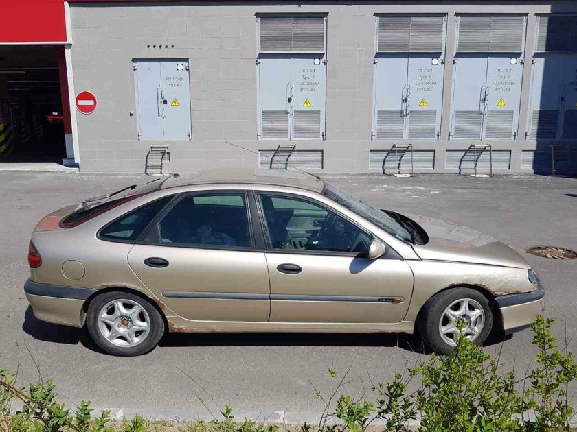 Рено Лагуна 1 лифтбек