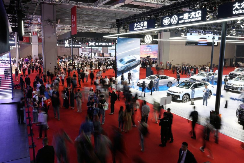 Китайский автосалон