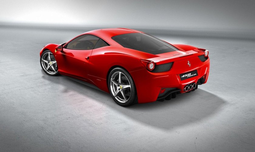 Автомобиль Ferrari 458 Italia
