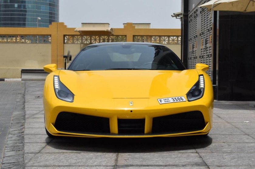 Ferrari 488 желтая