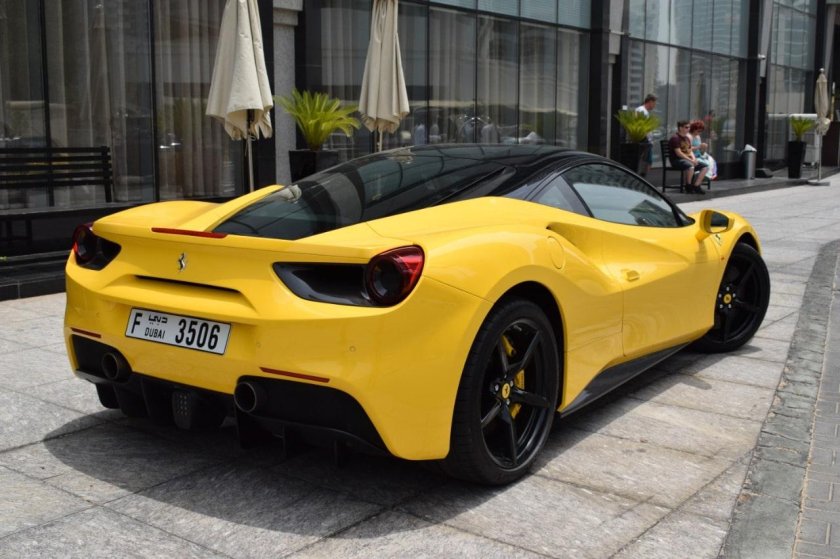 Ferrari 488 желтая