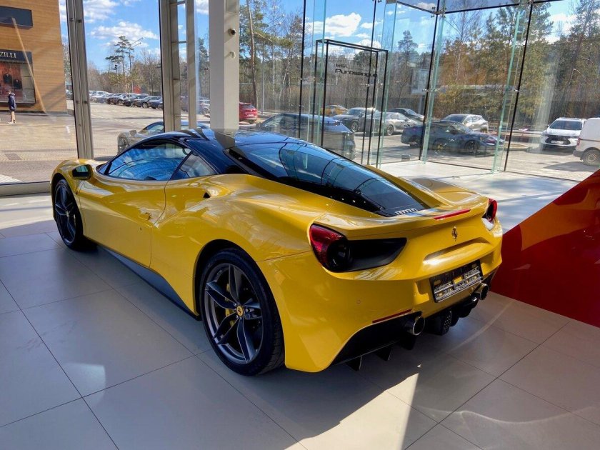 Ferrari 488 желтая