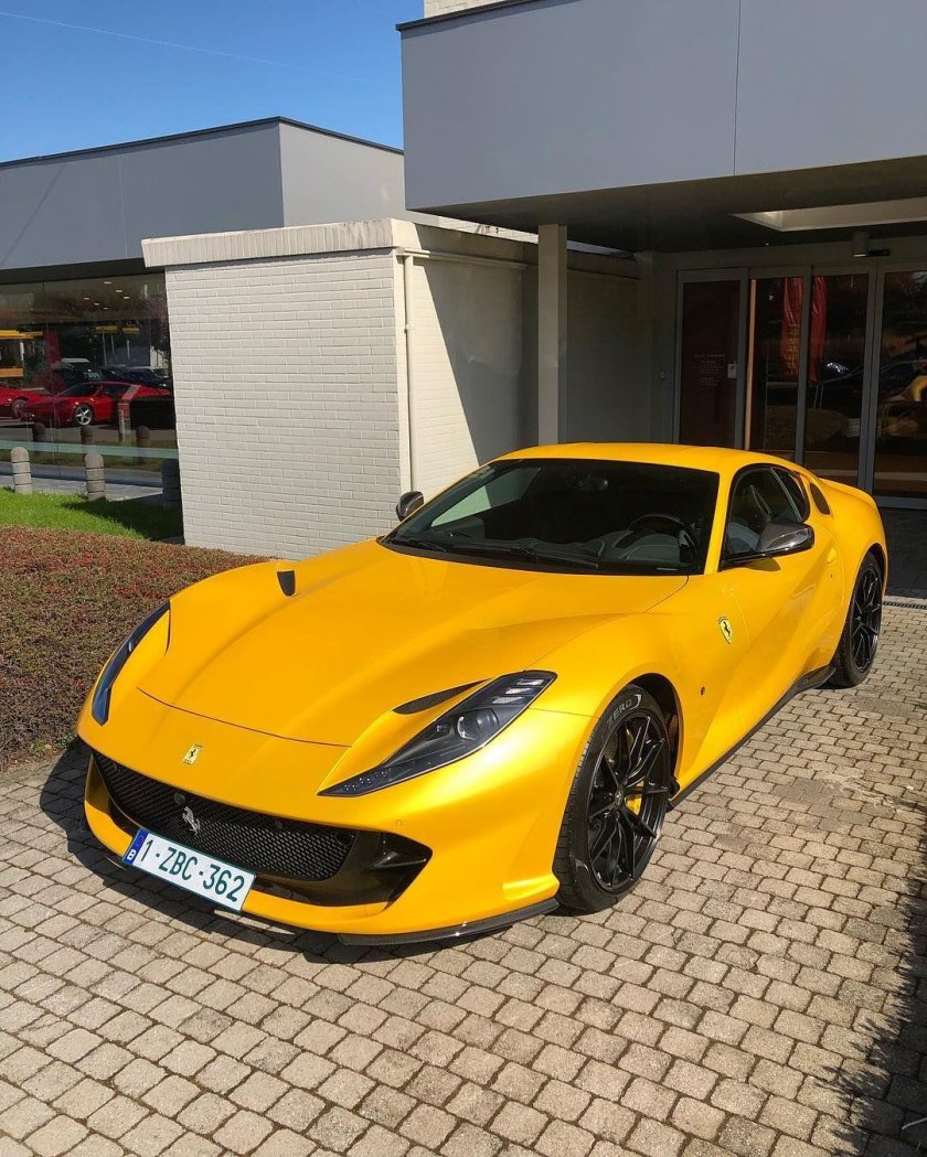 Феррари желтая